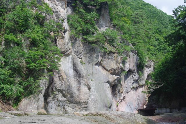 吹割の滝周辺の岩々