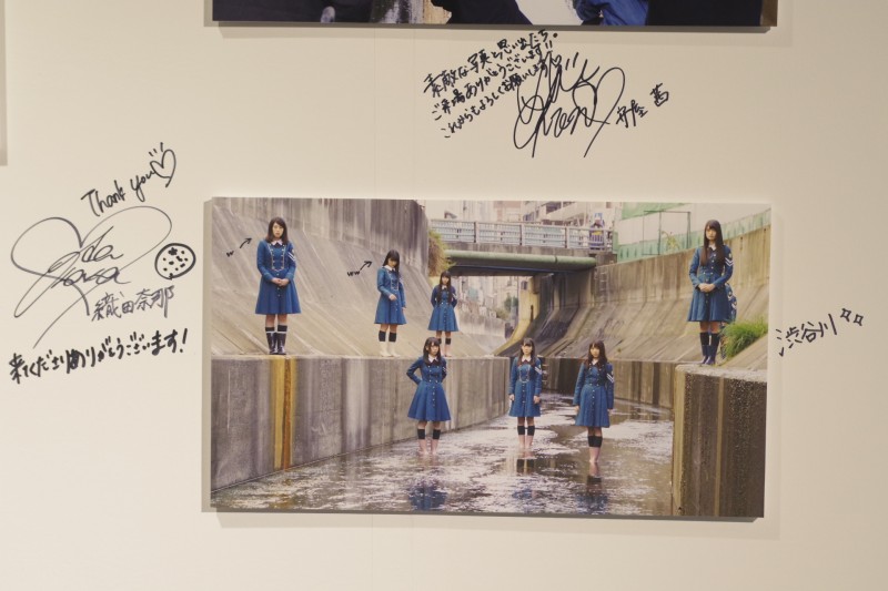 サイレントマジョリティースペシャル映像上映会の展示・渋谷川での撮影風景、サインと落書き？