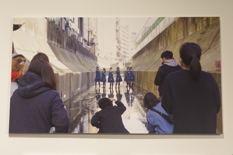 サイレントマジョリティースペシャル映像上映会の展示・渋谷川でのジャケット撮影風景