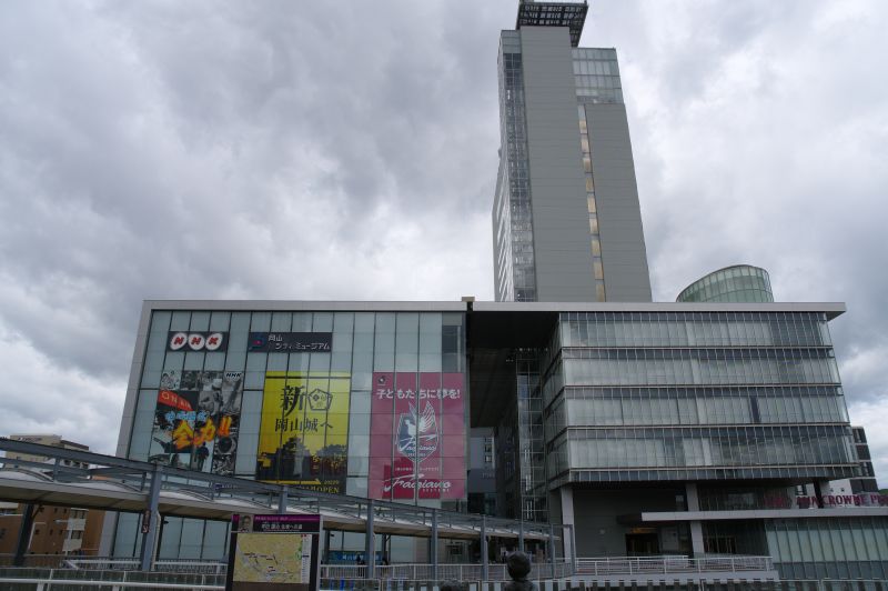 岡山駅西口・大きなビル