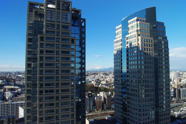 西南西側には日石ビルと横浜銀行本店ビルがあり、天気が良ければ合間から富士山を見ることができる。