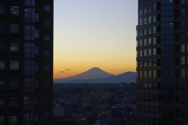夕空バージョン。夕空のグラデーションをバックに富士山のシルエットがきれいです。