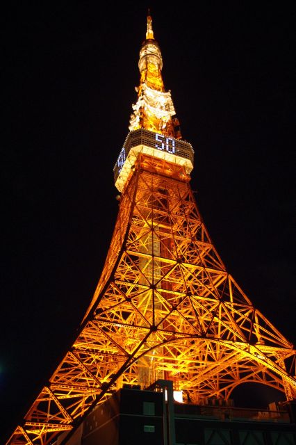 神谷町側から東京タワーに歩いてきた。少しずつ坂を上り、途中からオレンジの明るい光の塔が見え、徐々に近づいてきた。