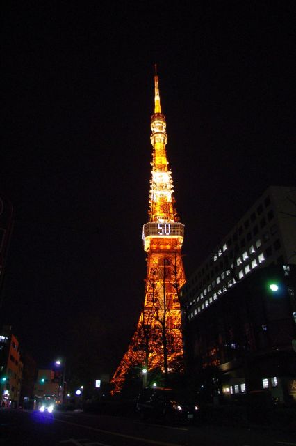 東京タワーを去り神谷町の方へと戻る。離れたところからも明るく大きく目立つ。今度は別の方向からも撮影しに来たい。