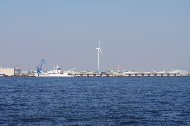 湾内の対岸の瑞穂埠頭はノースドックという米軍施設があり、横浜市の風力発電所もある。