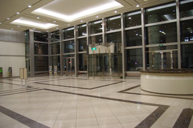 横浜ランドマークタワーの１階のエントランスロビー。広いですがメインのエントランスは３階にあるためひとけが少ない。