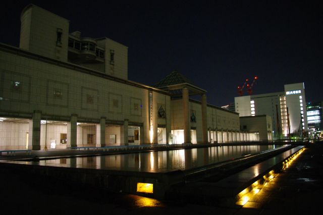 美術館。薄暗い感じだが広場にある池が幻想的。