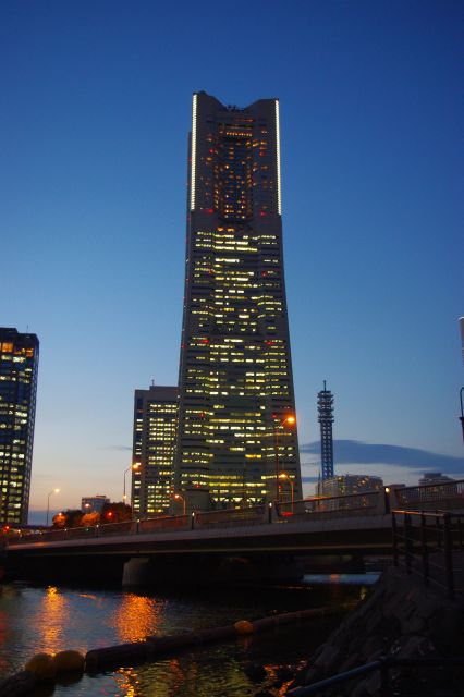 変化していく空色とそびえ立つ横浜ランドマークタワー。