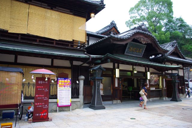 漱石は松山中学の英語教師時代にここを訪れ、作品「坊ちゃん」でも登場している。