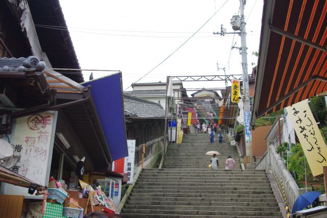 香川県の象頭山中腹にある金刀比羅宮への参道を登っていきます。途中まで両側に商店が並び、雰囲気は神奈川県の大山の参道に似ています。
