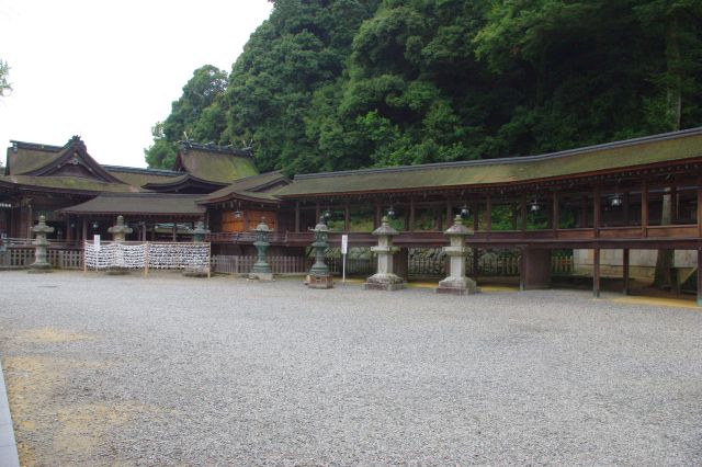 本殿の左側には南渡殿を渡った先に三穂津姫神社、写ってませんが奥には絵馬殿、左には神札授与所があります。