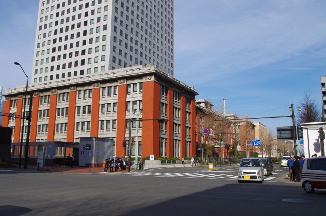 桜木町寄りにある横浜第二合同庁舎。元は大正時代からの横浜生糸検査所で、横浜市認定歴史的建造物に認定されている。