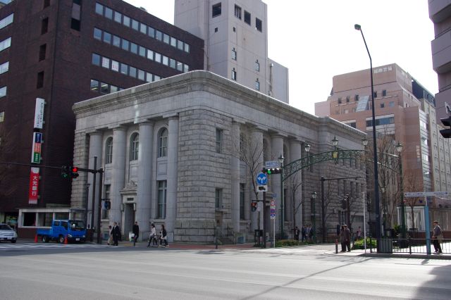 歴史的な建築様式の洋館で目を引くのは東京藝術大学の校舎の１つ。旧富士銀行の建物が利用されている。