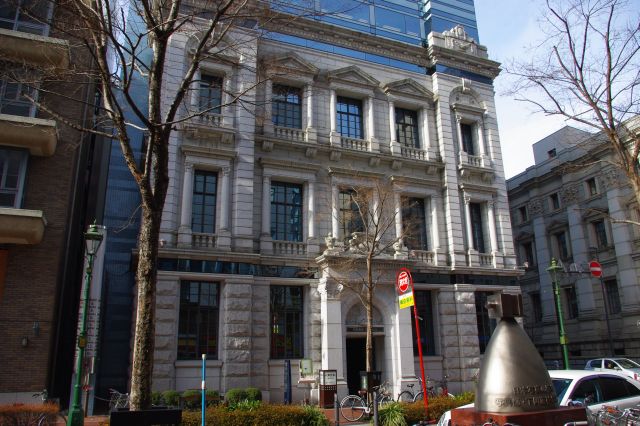 博物館の隣にある「日本興和馬車道ビル」。旧川崎銀行横浜支店で、取り壊し予定だったものを外観を保存するように改築されている。