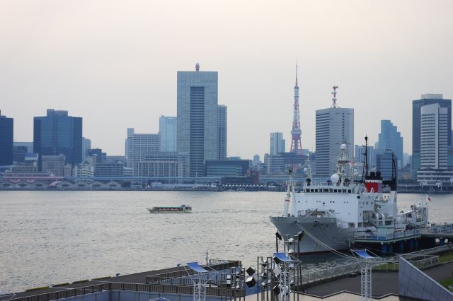 北西方面、内陸側。海の向こうに東京タワー、六本木ヒルズも見える。
