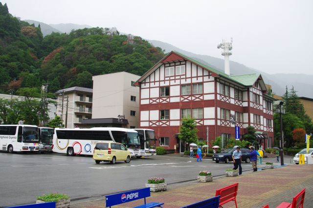 宇奈月駅周辺、山に囲まれている。