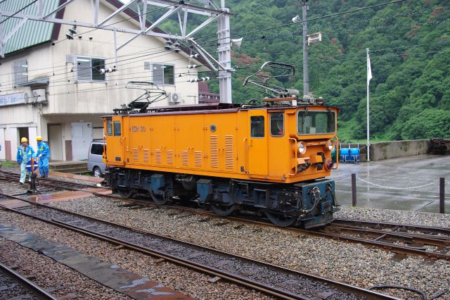 小さ目のかわいい感じの機関車。鮮やかなオレンジ色をしていて目立つ。