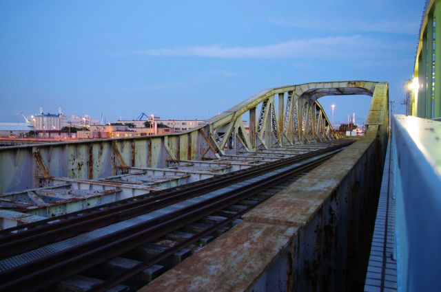 貨物線には生々しくサビついた橋が架かっている。架線なし、複線から単線化されている。