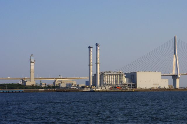 対岸を眺める。埋立地に首都高速湾岸線と工場が見える。新鮮な眺めですね。正面は東京ガスの扇島工場。