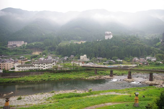 飛騨川を渡る高山本線。列車は1時間に２～３回ぐらい通り、橋を渡る時は大きな音が響いていた。