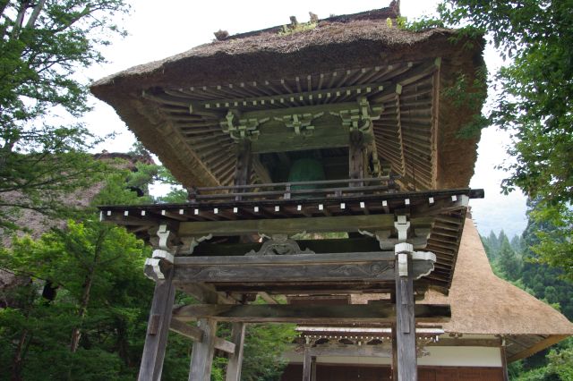 お寺の鐘も合掌造りの屋根に覆われていました。