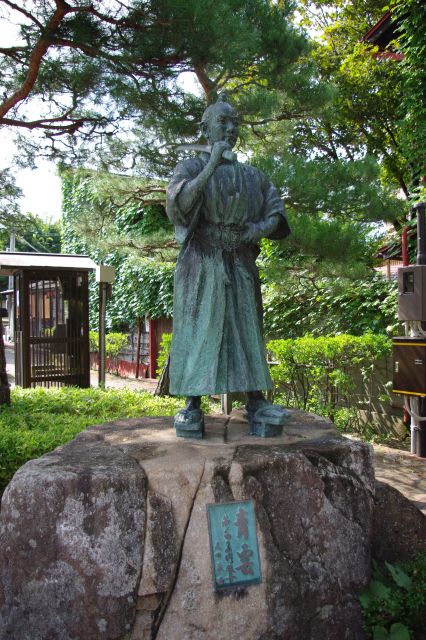 陣屋前には山岡鉄舟の像がある。