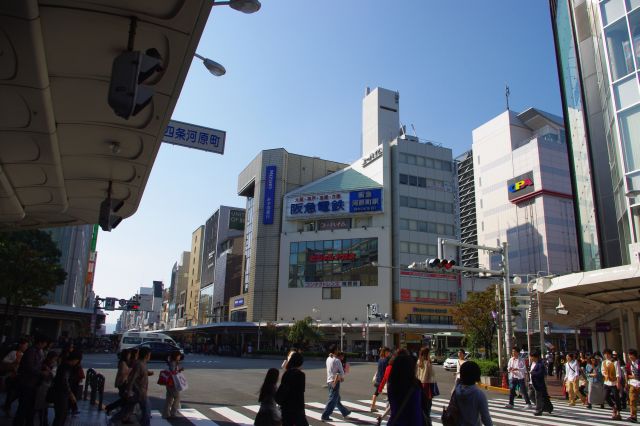 四条通を西に進み、四条河原町へ。阪急の地下駅があり、大きく栄えている。