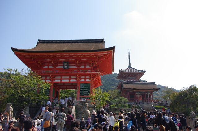 清水寺に着くと鮮やかな大きな仁王門がある。