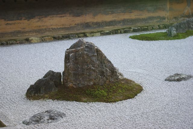 石の周りは波紋のようになっている。