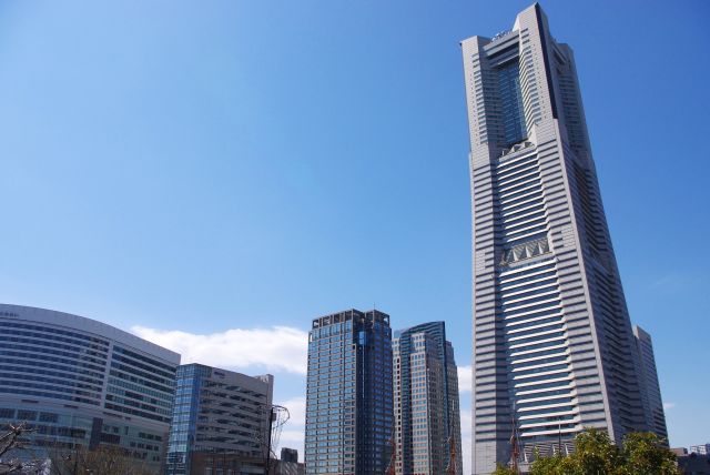青空にそびえたつ横浜ランドマークタワー。