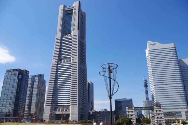 天気が良くてきれいな青空、開放的な雰囲気の中の高層ビル群。ランドマークタワーの前には日本丸がある。