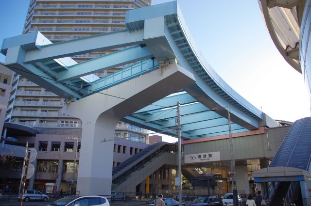 晴海通りを渡ると「ゆりかもめ」の豊洲駅がある。2011年時点ではここが終点で、軌道は交差点上を少し曲がった所で終わっている。いずれ晴海、勝どき方面へ延伸予定らしい。