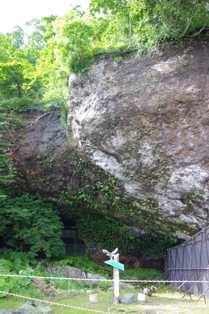 北海道指定天然記念物のヒカリゲコのあるマッカウス洞窟があります。