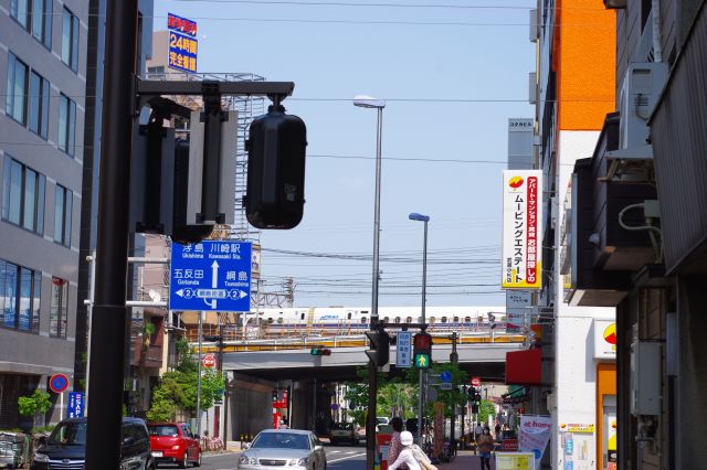 東海道新幹線が走る。その手前は綱島街道。
