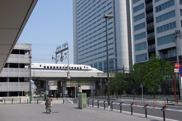 横須賀線口の駅には新幹線が並走していてすぐ近くで良く見える。