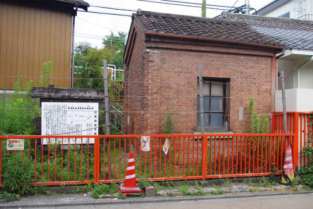 駅の横には「ランプ小屋」とよばれる、現存する旧国鉄最古の建物がある。