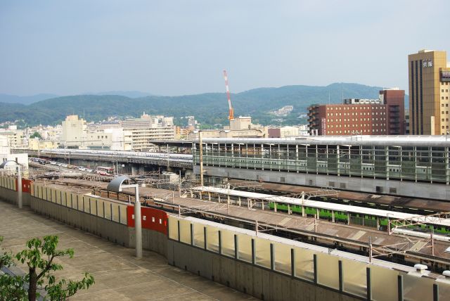 中央改札の真上より。奈良線や新幹線が見えます。
