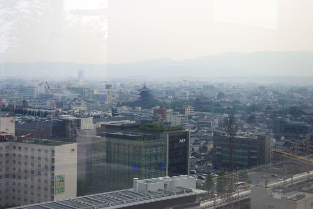 屋上からはガラス越しに街を見渡せる。東寺方面。