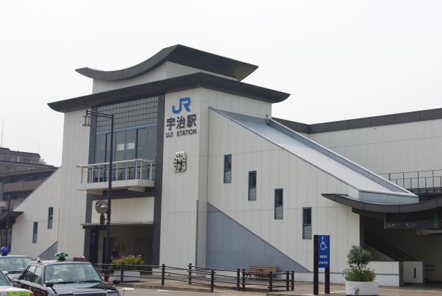 JR奈良線「宇治」駅を降ります。比較的新しそうな駅でした。