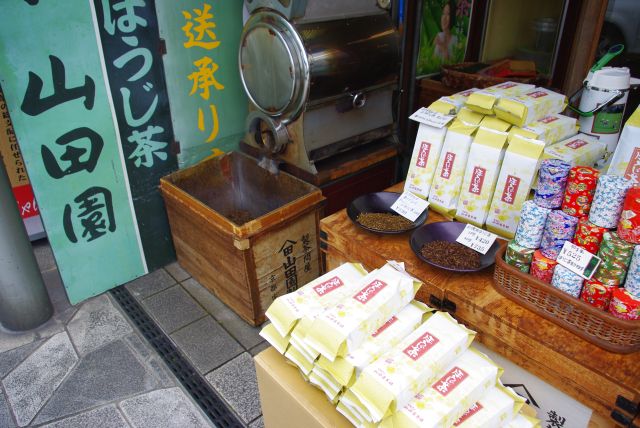 宇治産物のお茶のお店も多く、茶葉の良い香りが漂っていました。