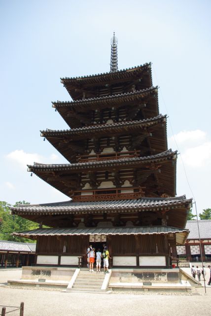 中に入ると五重塔が目を引く。1400年以上も建っている現存する最古の五重塔！東京スカイツリーが耐震構造を参考にしたことでも知られる。