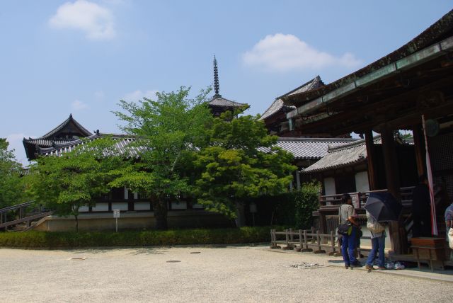 廻廊横にある聖霊院は鎌倉時代に改造して作られました。