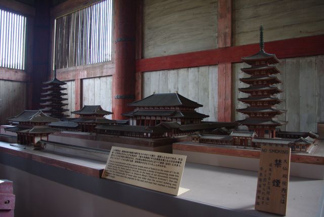 大仏殿の奥には東大寺の昔の姿の模型がある。左右に２つの塔が建っていたようだ。