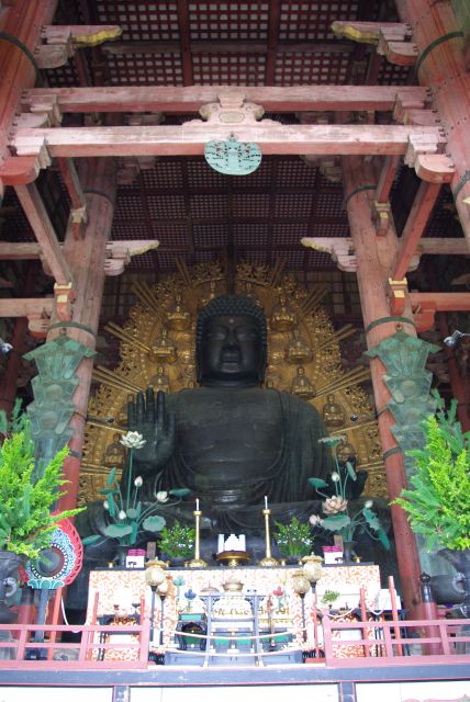 大仏殿の盧舎那仏像の正面より。天井も高く広い空間に大迫力の仏像。