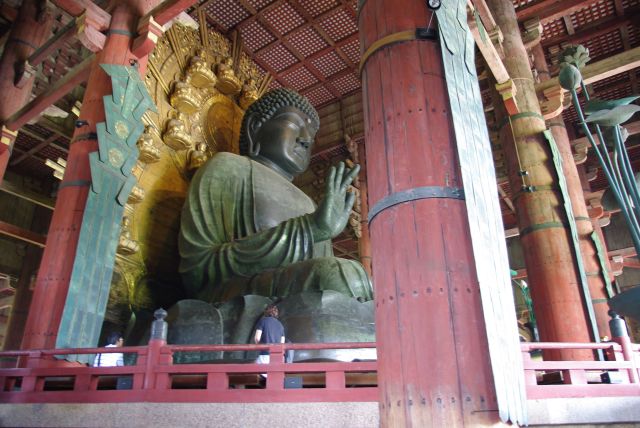 斜め前より。仏像のお顔だけ色が違うのは後年に修復されたため。建物の柱もかなり太い。