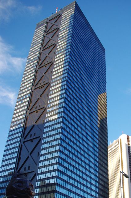 新宿三井ビルディング（223.6m）は1974年竣工ながら都内で8番目、新宿駅前で3番目の高さ。