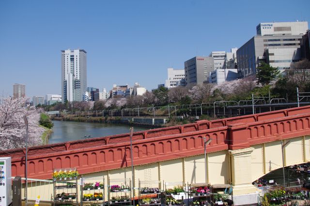 外堀通り側、飯田橋方面。平行して何かのパイプを渡す赤い橋があった。法政大学の高層校舎が目を引く。