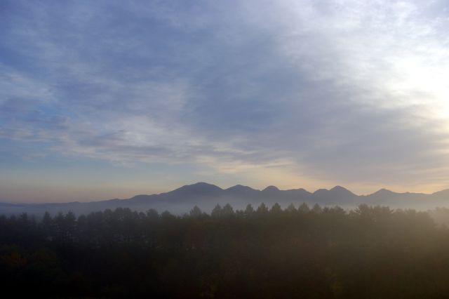 岩手県北西部の雫石町鶯宿（おうしゅく）のホテルへ。朝は山並みと雲海の幻想的な風景が見られました。