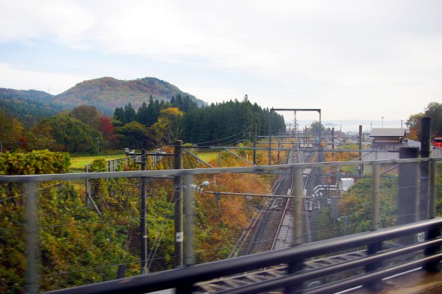 田沢湖線兼秋田新幹線を何度か交差していきます。赤渕駅付近。