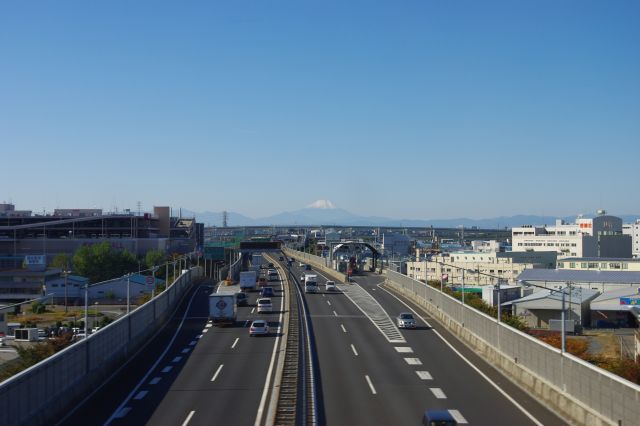 高速道路越しに富士山を望む。